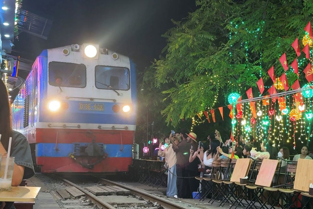 hanoi-train-street