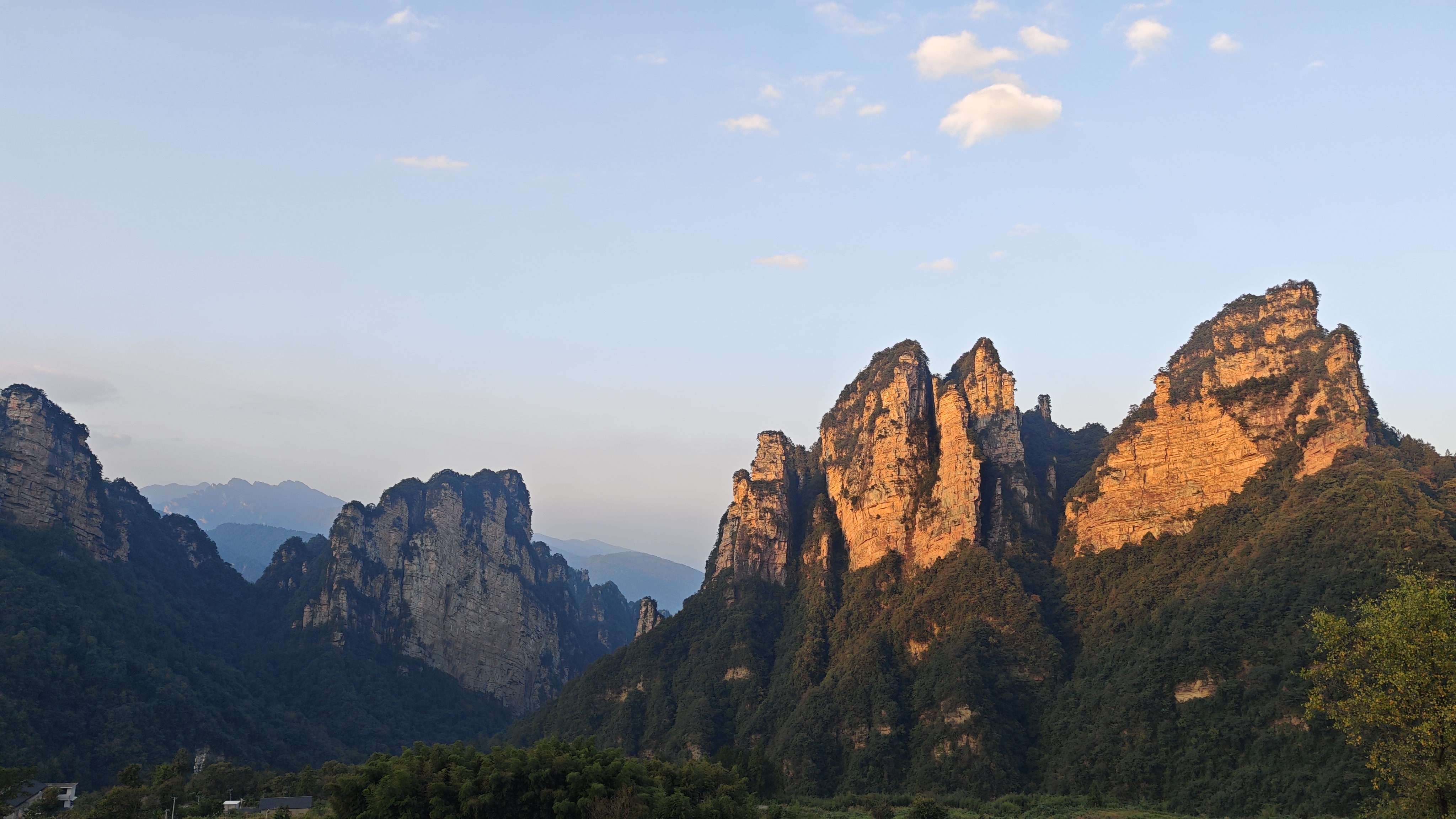 Zhangjiajie – Wo Nebel und Berge Geschichten erzählen